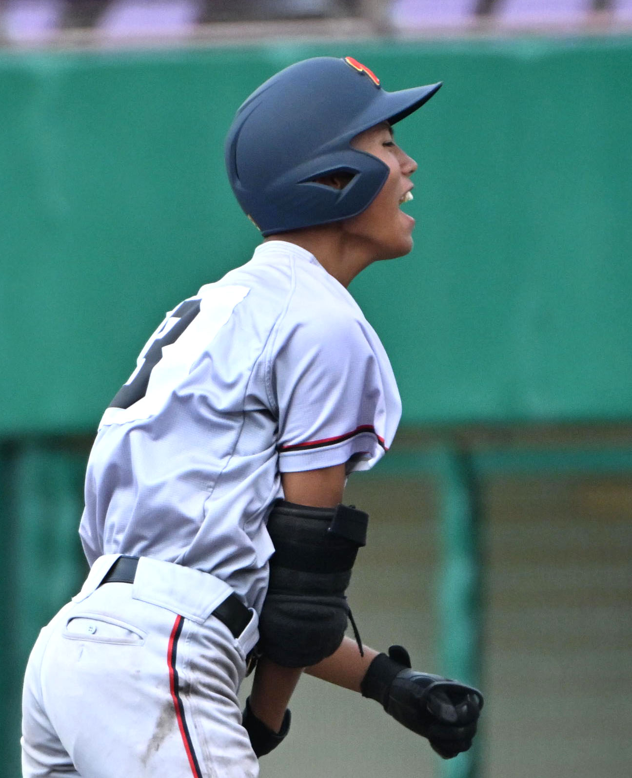 立命館宇治対京都国際　5回裏京都国際2死一、三塁　小川礼斗は左適時打を放つ（撮影・石井愛子）