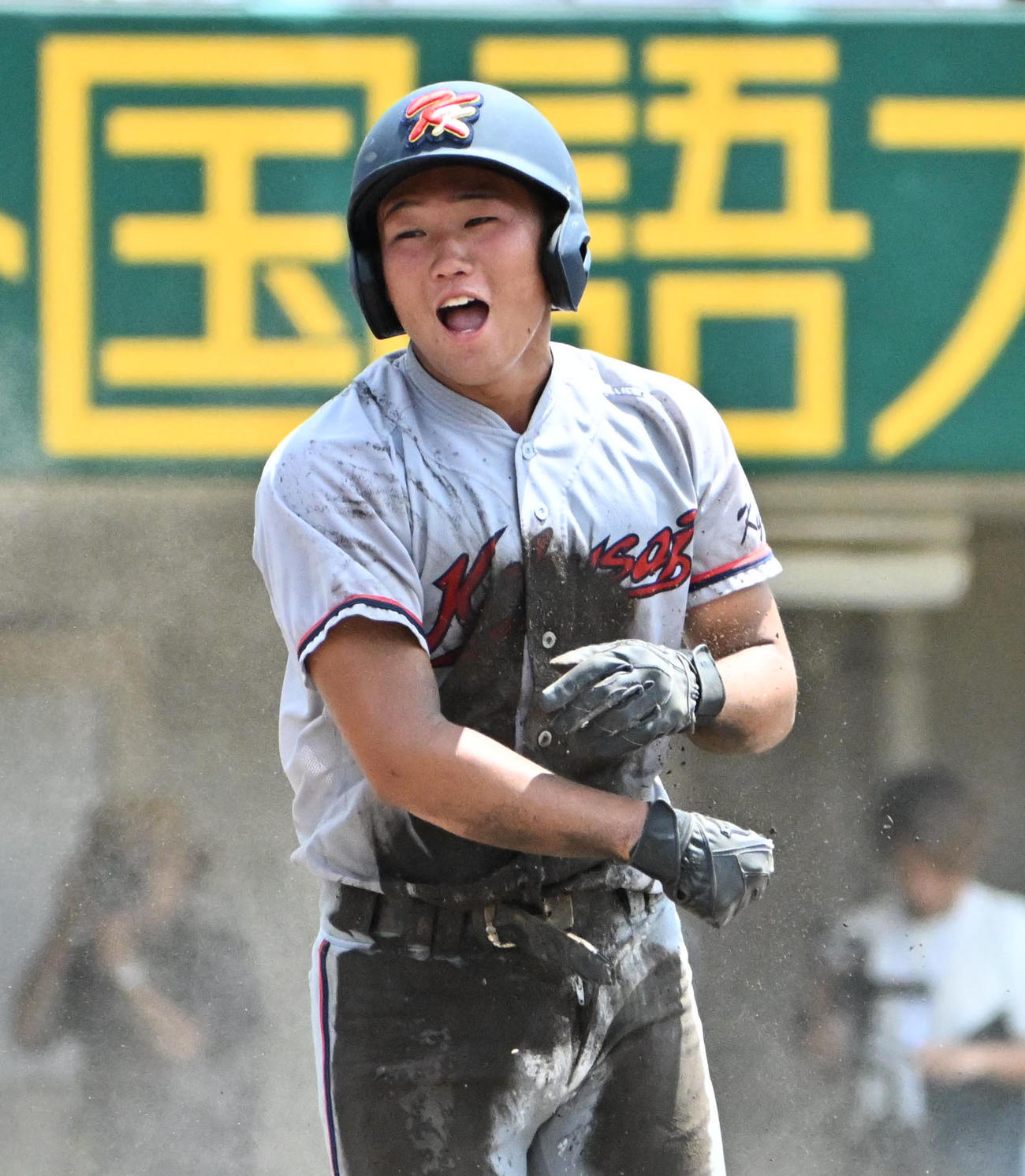 立命館宇治対京都国際　8回裏京都国際1死一、道勇壱心の暴投で生還する猪股琉冴（撮影・石井愛子）