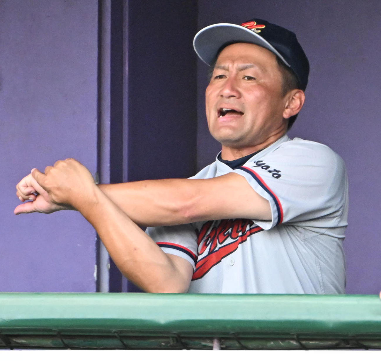 立命館宇治対京都国際　選手に声をかける京都国際・小牧憲継（撮影・石井愛子）