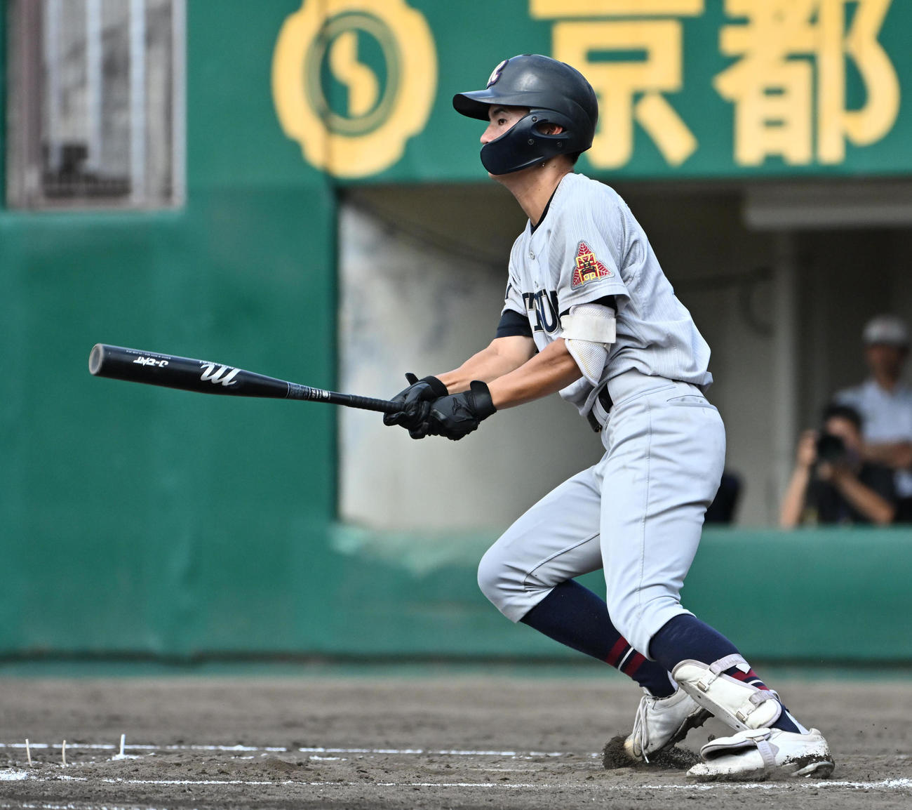 立命館宇治対京都国際　3回表立命館宇治2死一塁、飯田琉翔は先制の適時打を放つ（撮影・石井愛子）