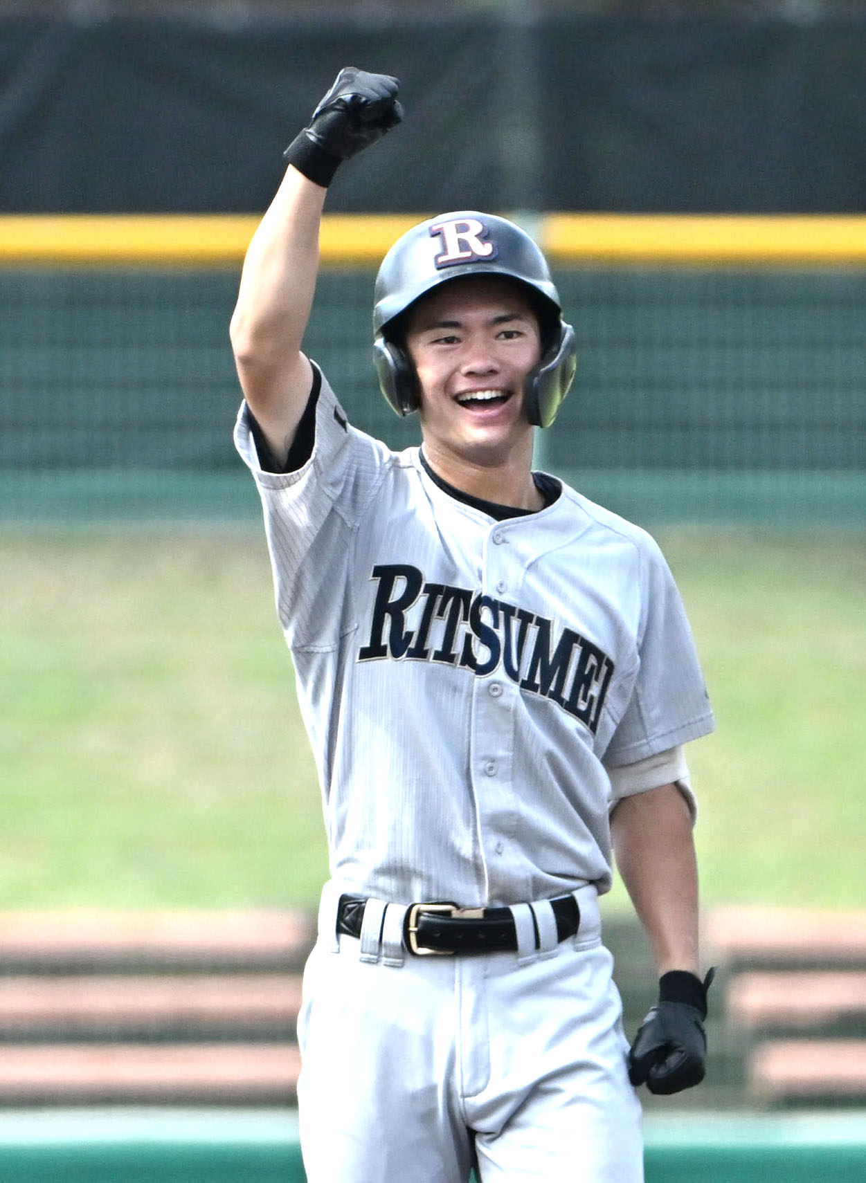 立命館宇治対京都国際　3回表立命館宇治2死一塁、飯田琉翔は先制の適時打を放つ（撮影・石井愛子）