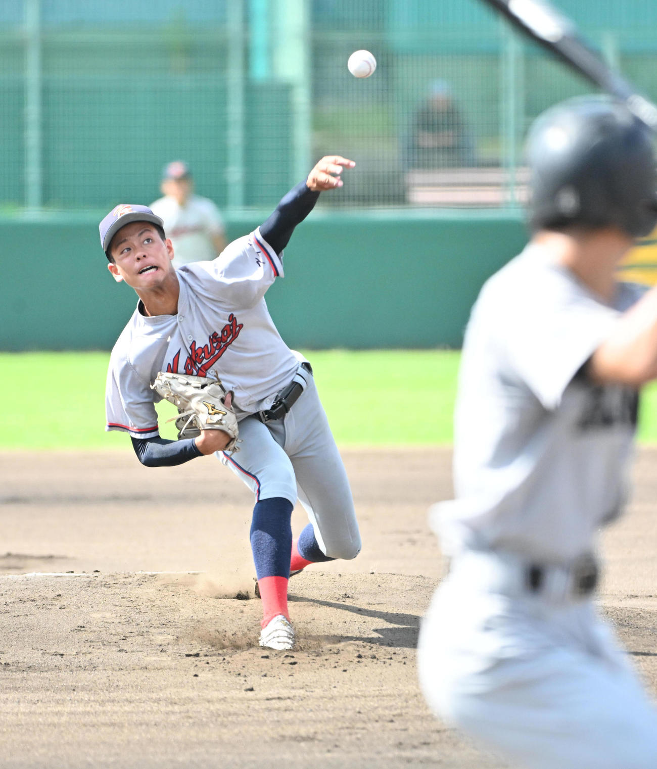 立命館宇治対京都国際　1回表立命館宇治無死、飯田琉翔に投球する京都国際・西村一毅（撮影・石井愛子）