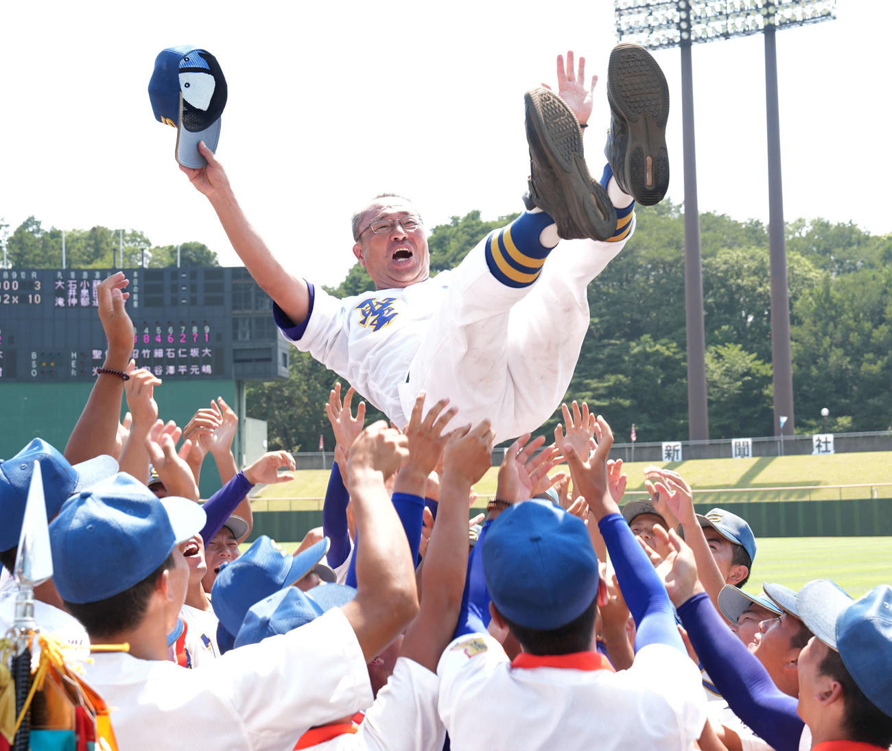 第107回全国高校野球選手権福島県大会決勝　会津北嶺対聖光学院　全国大会出場を決め喜ぶナインに胴上げされる聖光学院・斎藤監督（撮影・小島史椰）