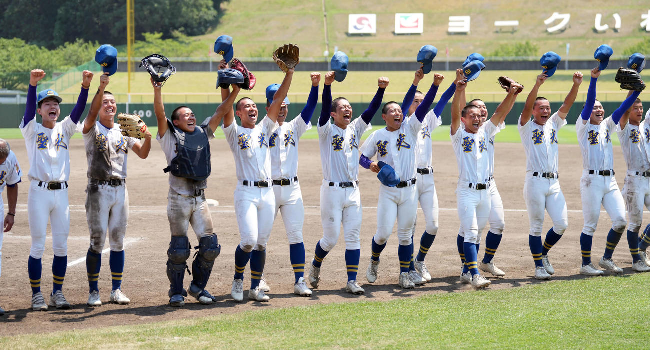 会津北嶺対聖光学院　優勝し喜びを爆発させる聖光学院ナイン（撮影・小島史椰）