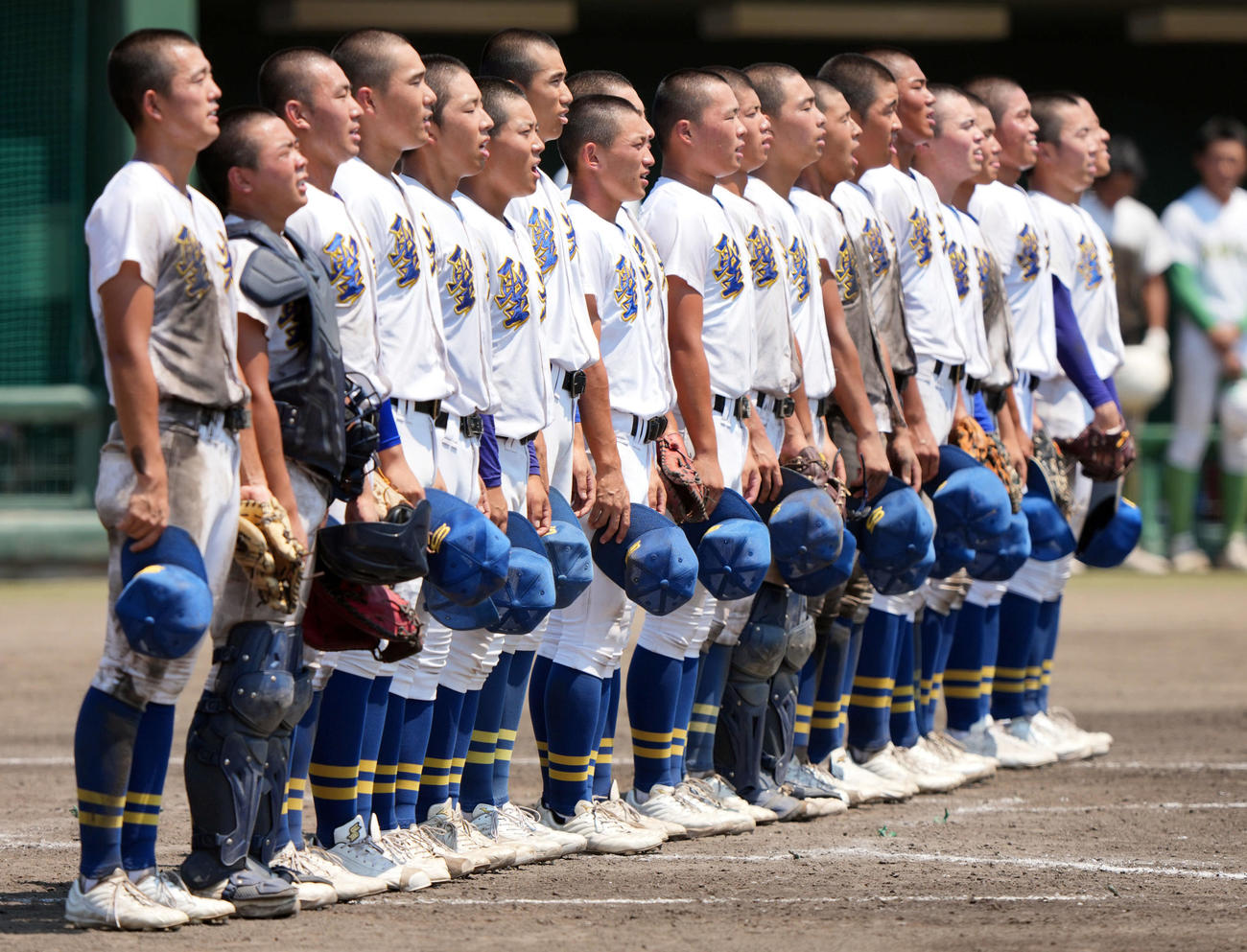 会津北嶺対聖光学院　優勝し校歌を歌う聖光学院ナイン（撮影・小島史椰）