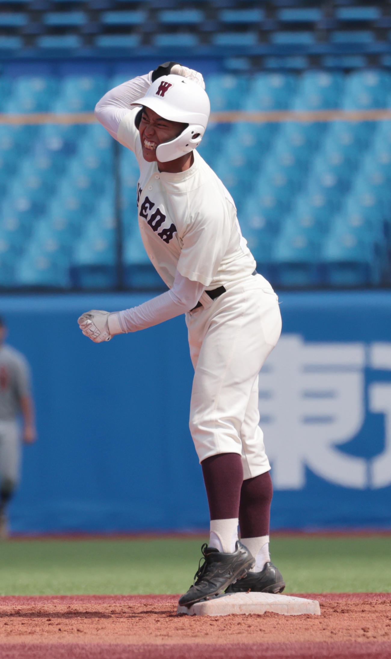 八王子学園八王子対早大学院　1回裏早大学院無死満塁、小西は左中間に満塁一掃の適時二塁打を放ちガッツポーズする（撮影・柴田隆二）