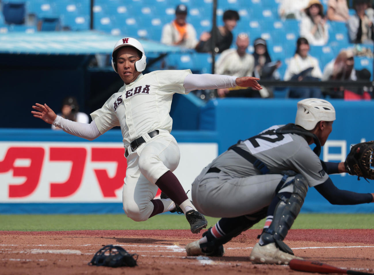 八王子学園八王子対早大学院　1回裏早大学院2死二塁、浜田の左前適時打で二塁走者小西が生還する。捕手田中（撮影・柴田隆二）