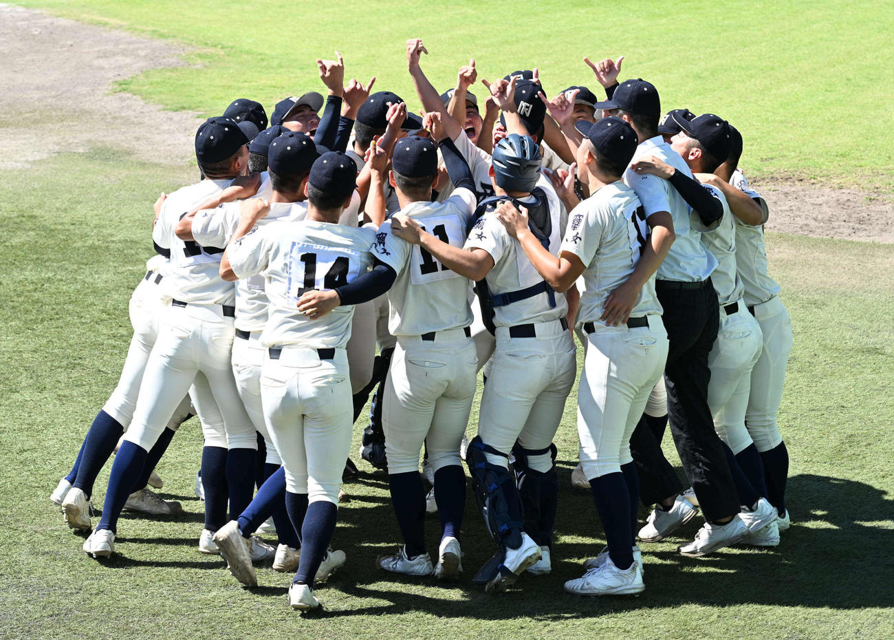 福岡工対西日本短大付　試合前円陣を組む西日本短大付ナイン（撮影・林敢治）