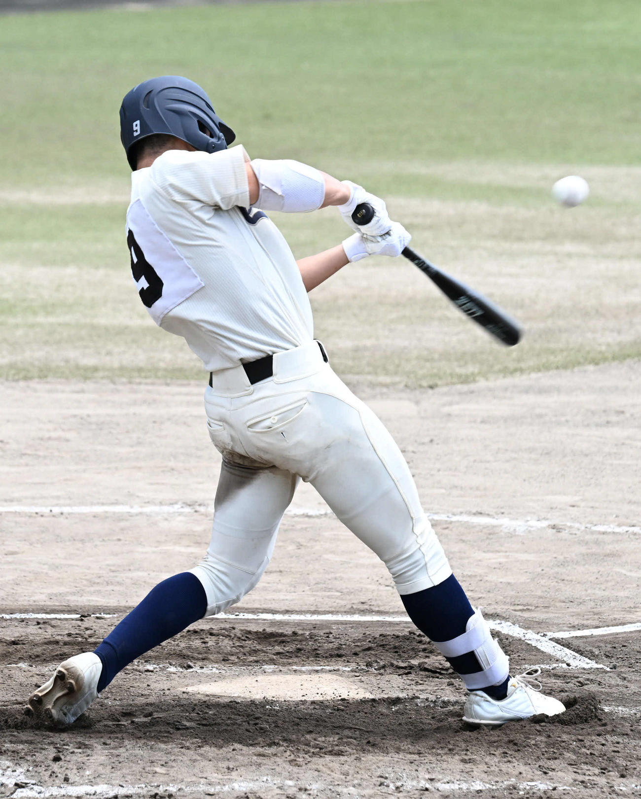 福岡工対西日本短大付　7回裏西日本短大付1死二塁、斉藤は適時打を放つ（撮影・林敢治）