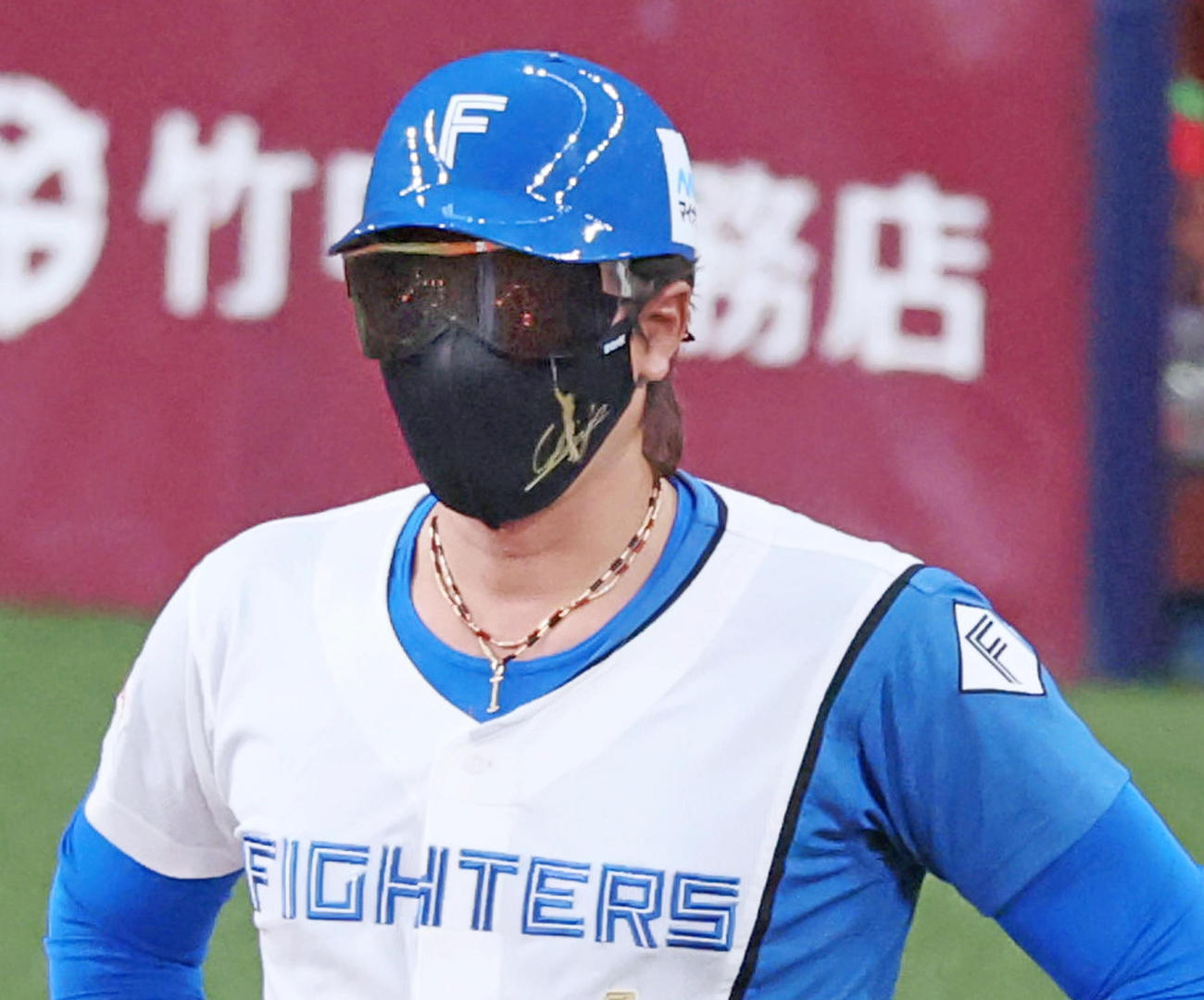 4回裏全パ2死三塁、三走周東の方向を向いてサングラスから電光で「スクイズ」の文字を出す新庄三塁コーチ＝25年7月23日、京セラドーム大阪