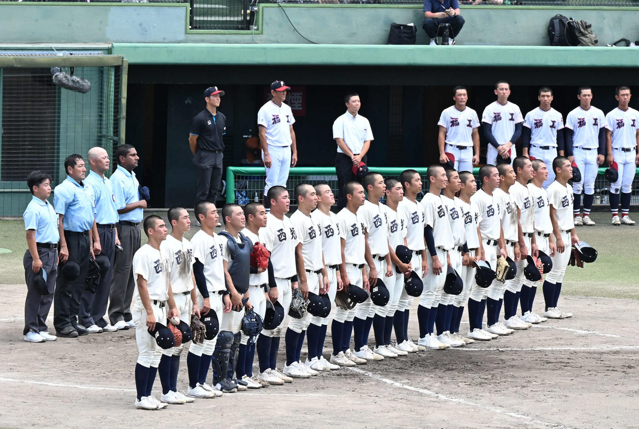 福岡工対西日本短大付　校歌斉唱する西日本短大付ナイン（撮影・林敢治）