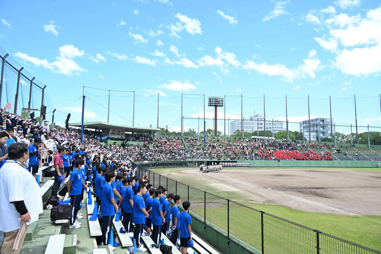 福岡工対西日本短大付　校歌斉唱する西日本短大付ナイン（撮影・林敢治）