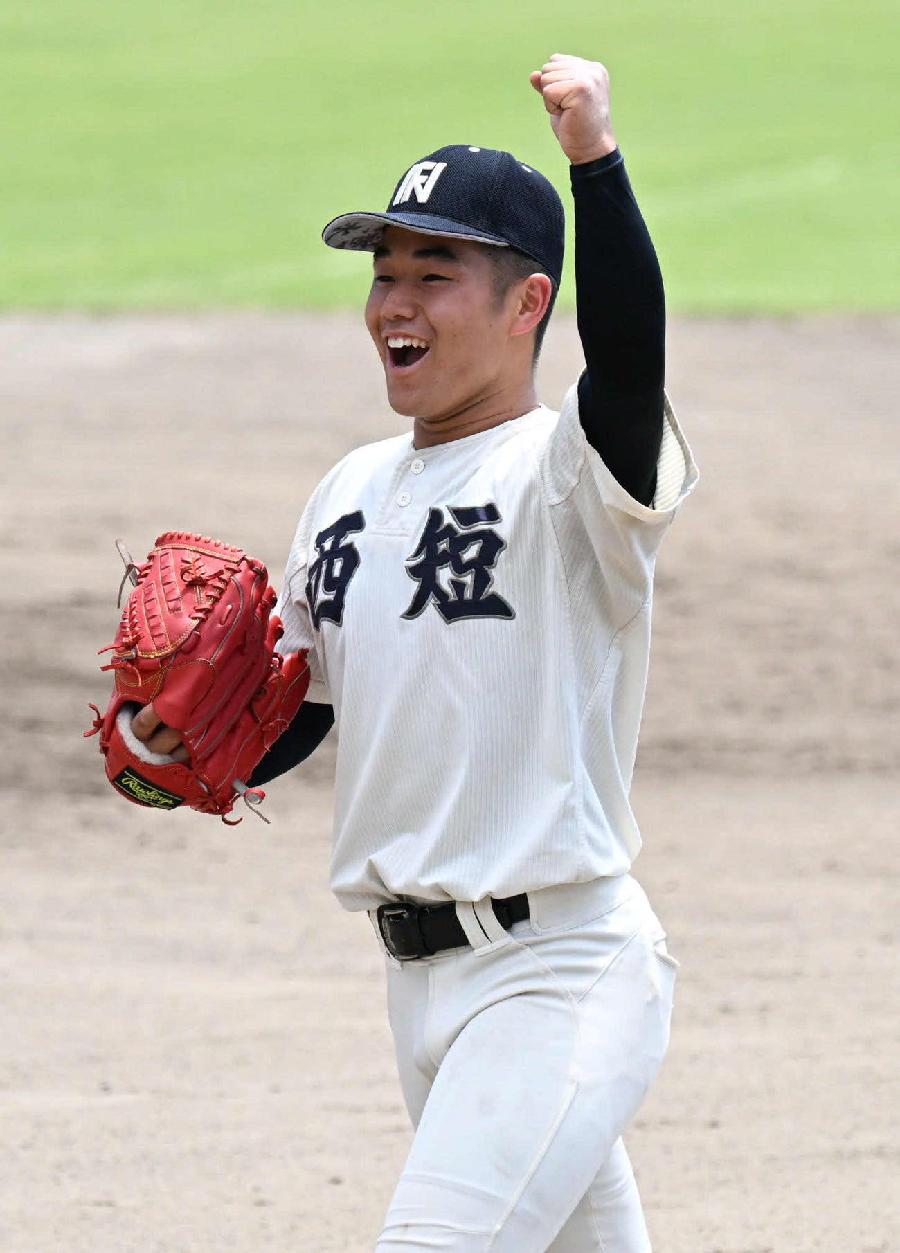 福岡工対西日本短大付　勝利を納めガッツポーズする西日本短大付・原（撮影・林敢治）