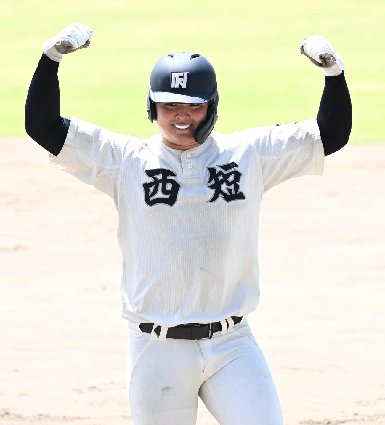 福岡工対西日本短大付　5回裏西日本短大付2死二、三塁、佐藤は適時打を放つ（撮影・林敢治）