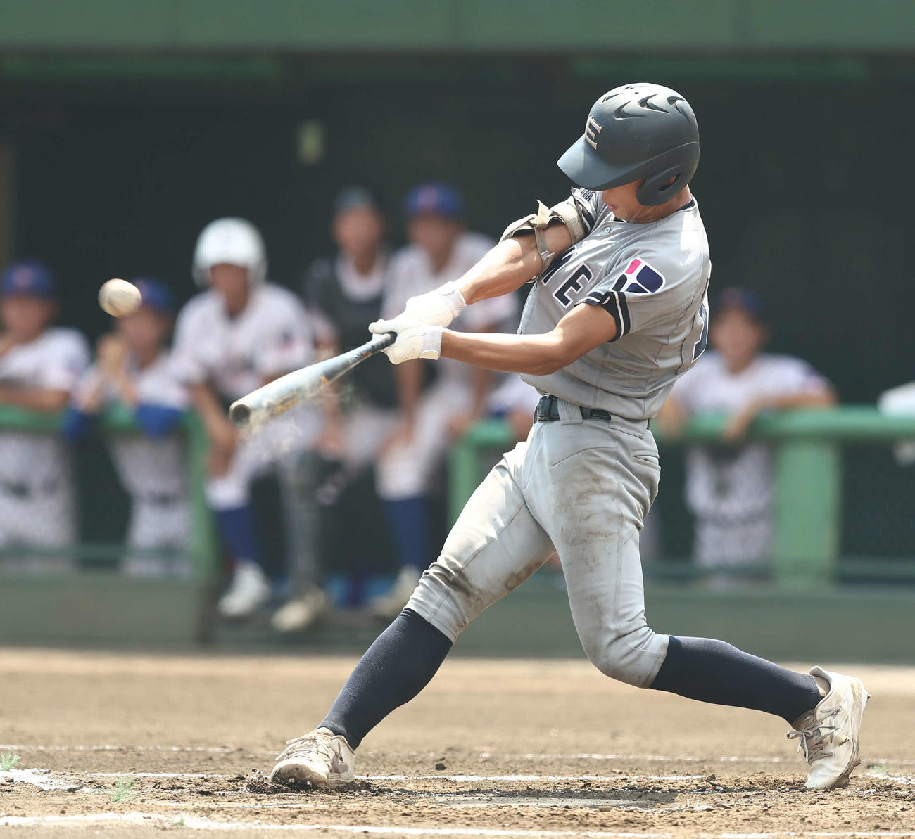 叡明対山村学園　叡明対山村学園　6回表叡明2死一、二塁、右越え3点本塁打を放つ青木（撮影・河田真司）