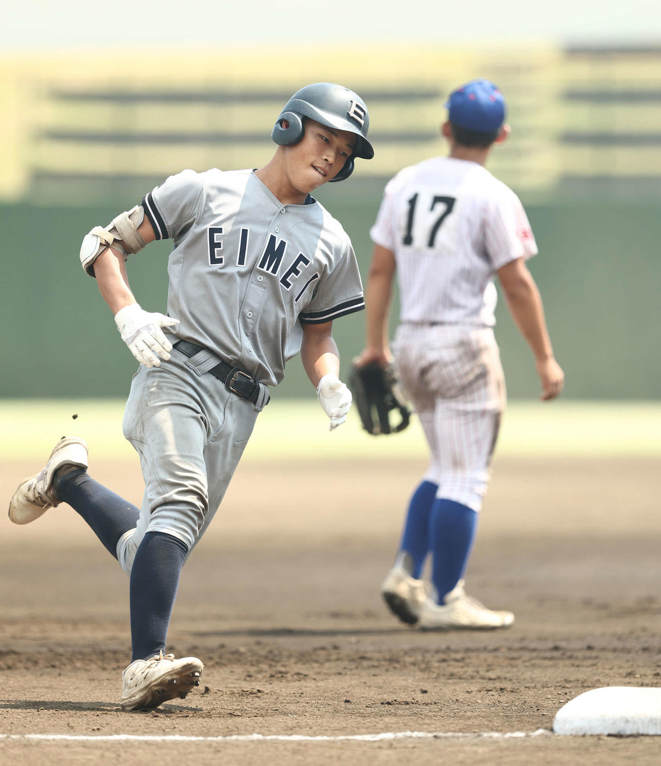 叡明対山村学園　6回表叡明2死一、二塁、右越え3点本塁打を放ちダイヤモンドを回る青木（撮影・河田真司）