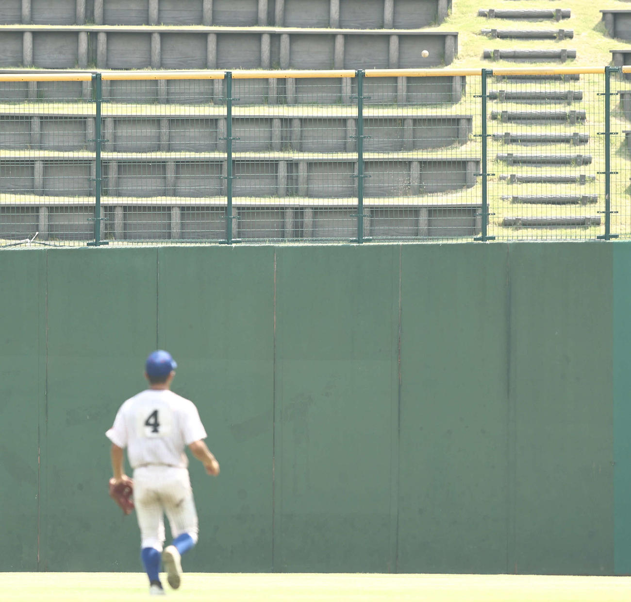 叡明対山村学園　6回表叡明2死一、二塁、青木の放った右越え3点本塁打の打球（撮影・河田真司）