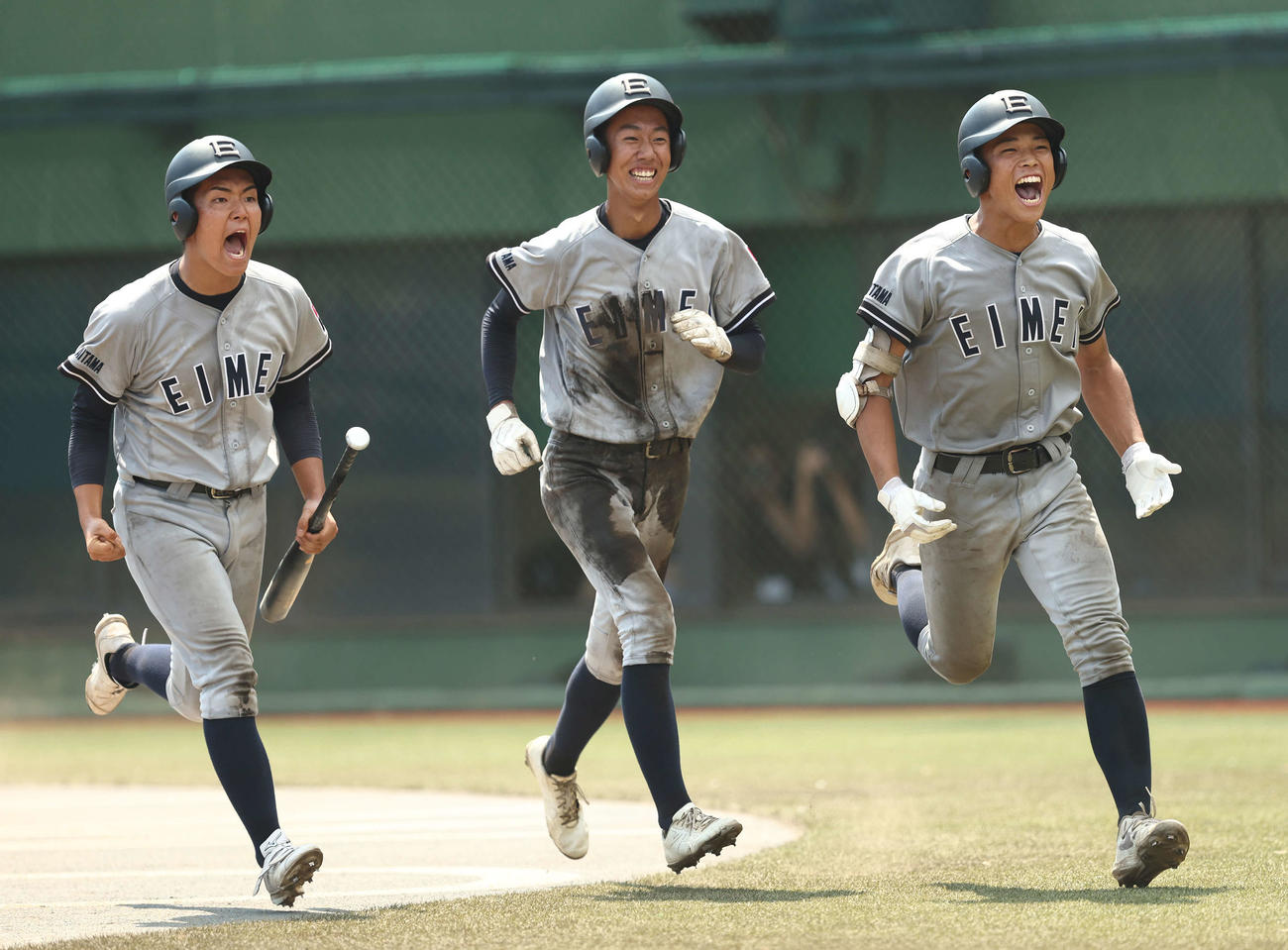 叡明対山村学園　6回表叡明2死一、二塁、右越え3点本塁打で生還する青木（右）（撮影・河田真司）