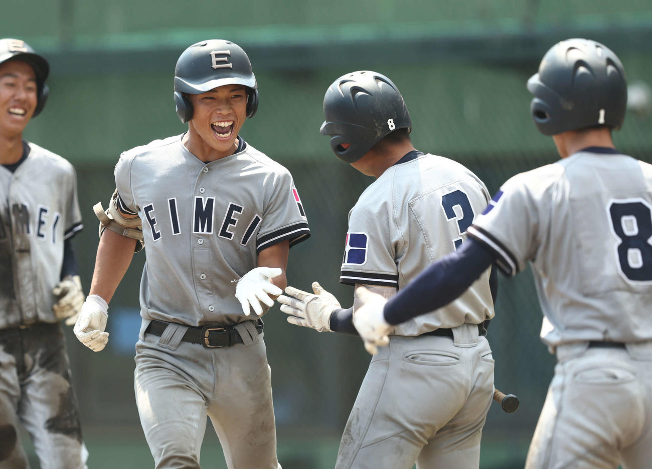 叡明対山村学園　6回表叡明2死一、二塁、右越え3点本塁打で生還し、チームメートに迎えられる青木（左）（撮影・河田真司）