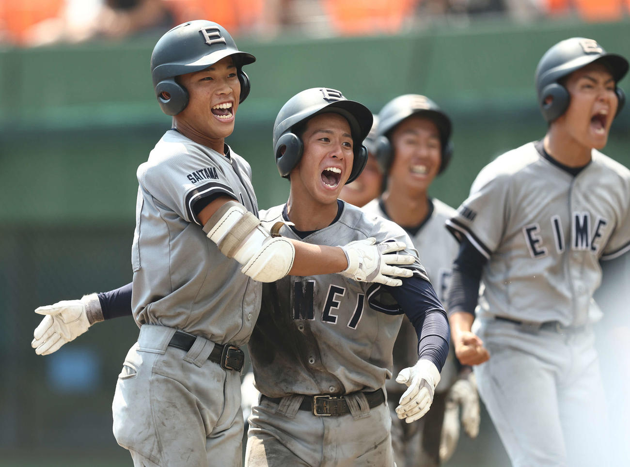 叡明対山村学園　6回表叡明2死一、二塁、右越え3点本塁打で生還し、チームメートに迎えられる青木（左）（撮影・河田真司）