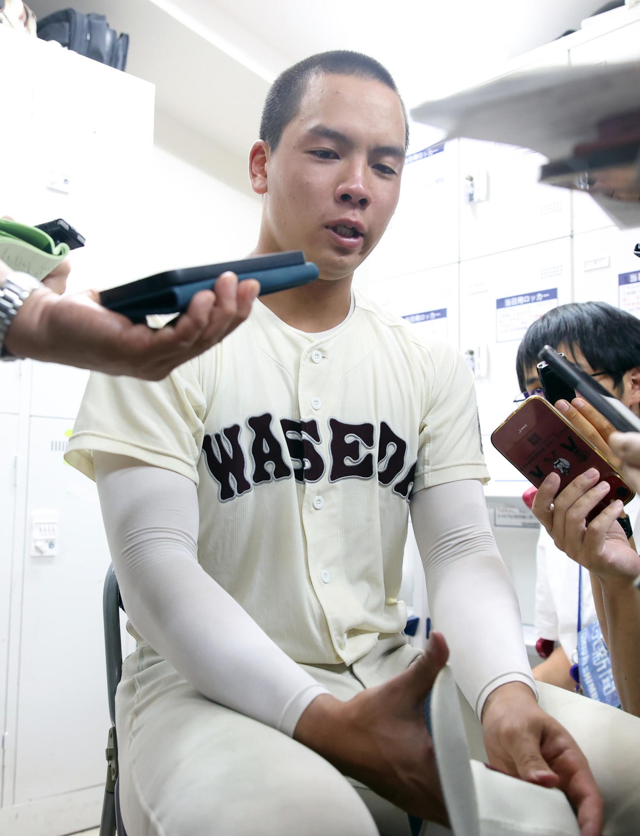 国士舘対早実　敗れた早実のエース中村主将は会見する（撮影・柴田隆二）
