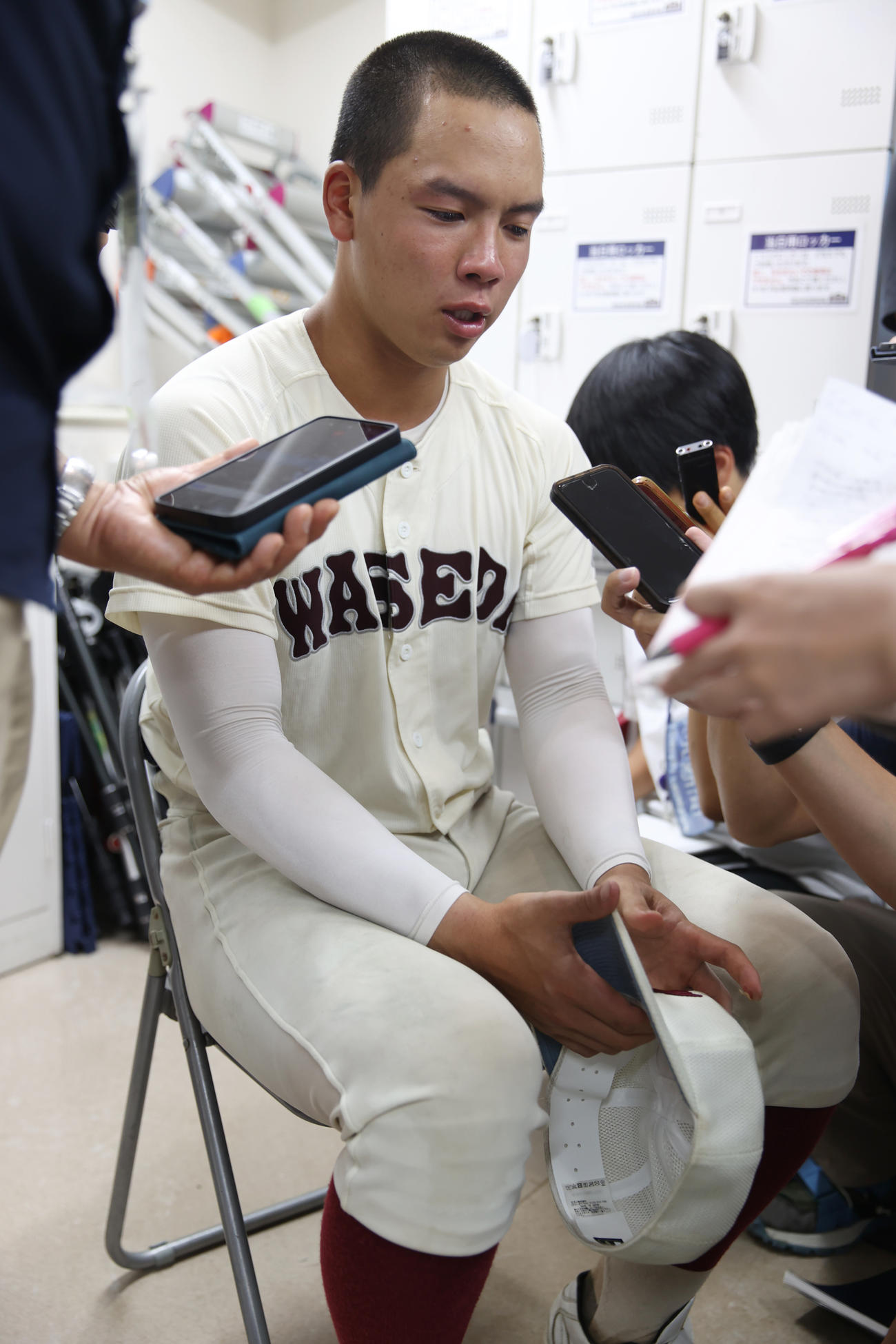 国士舘対早実　敗れた早実のエース中村主将は会見する（撮影・柴田隆二）