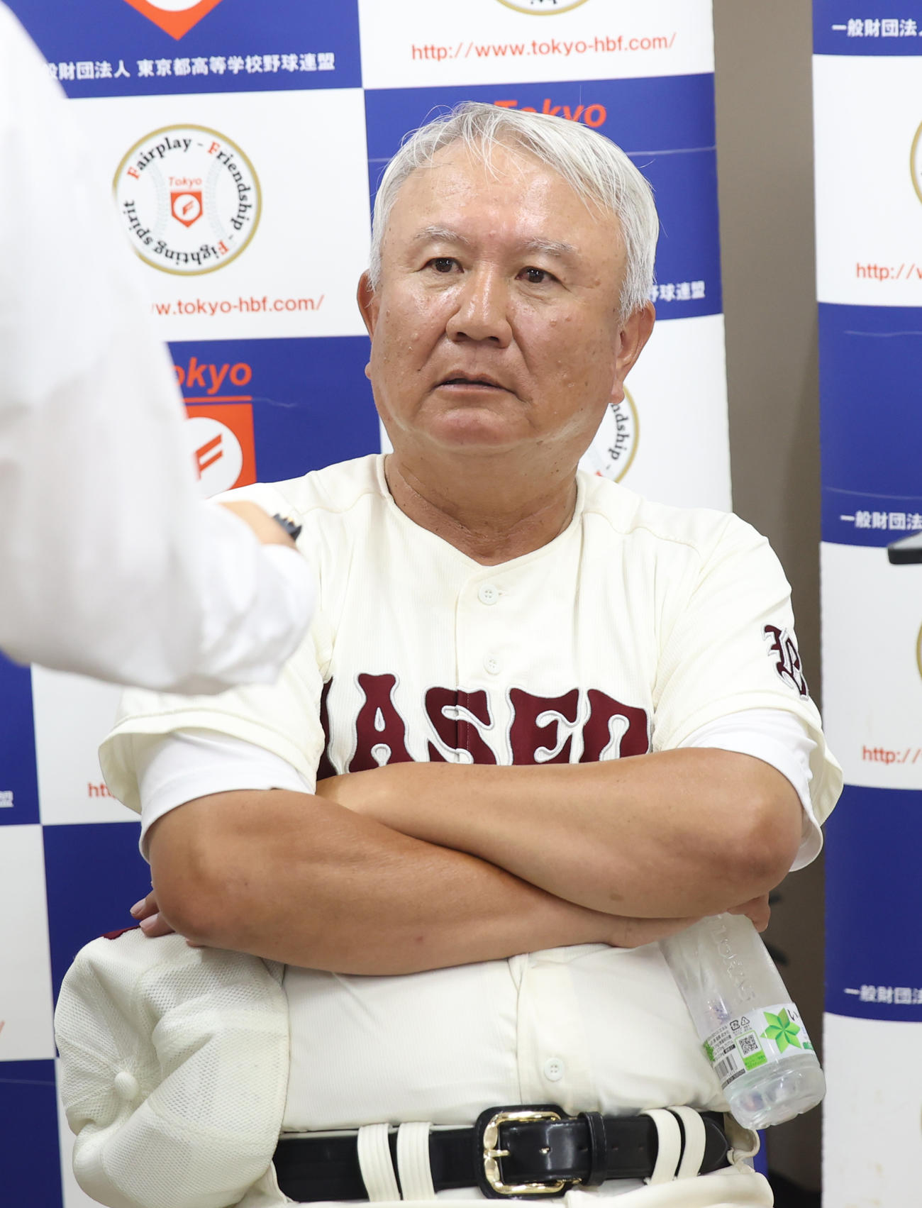 国士舘対早実　敗れた早実の和泉監督は記者の質問に答える（撮影・柴田隆二）