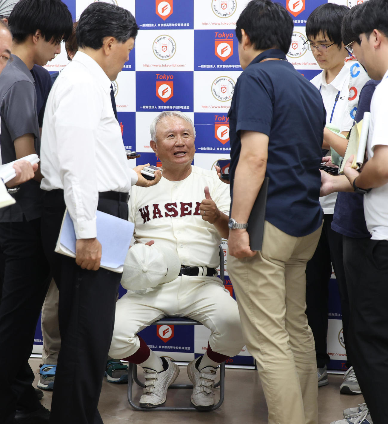 国士舘対早実　敗れた早実の和泉監督は記者の質問に答える（撮影・柴田隆二）