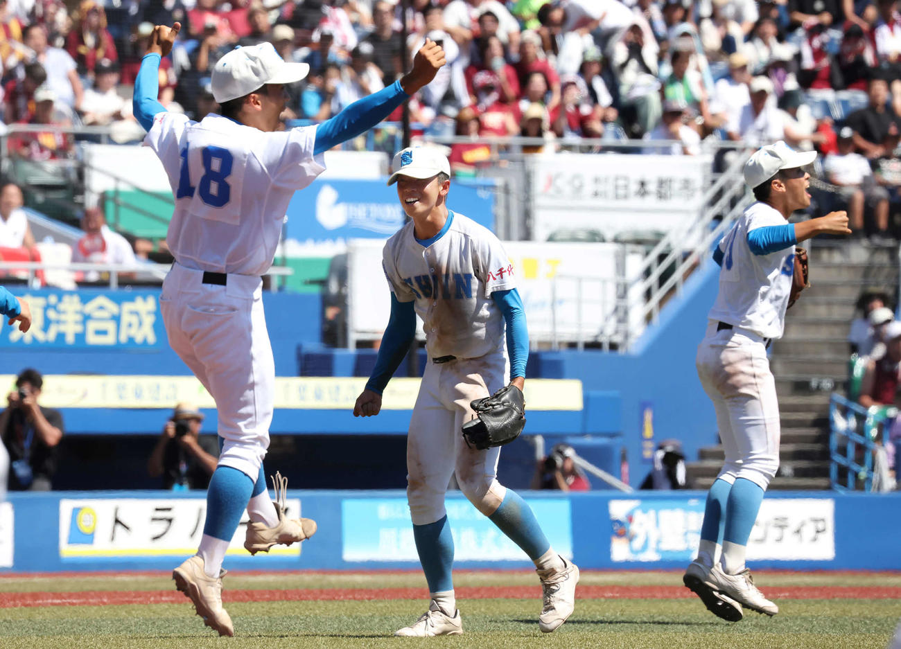 八千代松陰対習志野　9回裏習志野2死一、暗涙、岡田を右邪飛に打ち取って歓喜する二番手三上（撮影・丹羽敏通）