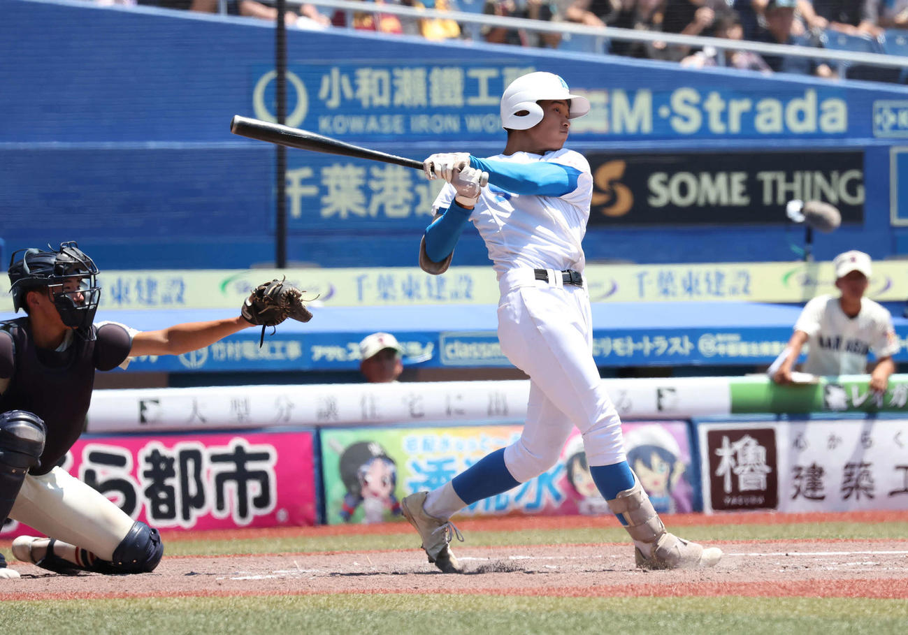 八千代松陰対習志野　5回表八千代松陰1死二塁、高橋優は右前に先制適時打を放つ。捕手小田川（撮影・丹羽敏通）