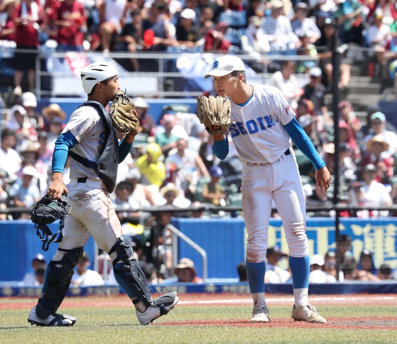 八千代松陰対習志野　7回、マウンドの八千代松陰・高橋優（右）のもとに駆け寄る捕手高橋結（撮影・丹羽敏通）