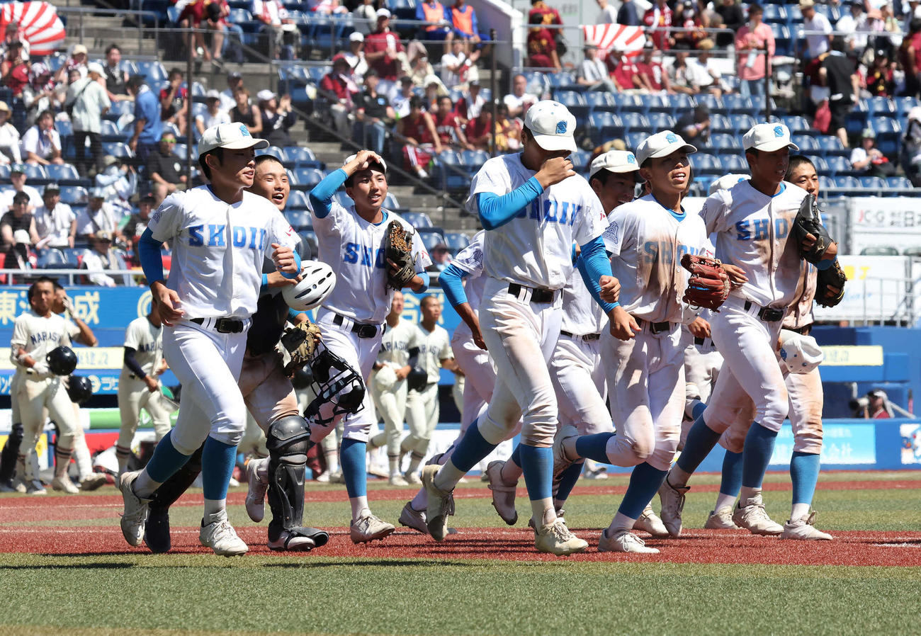 八千代松陰対習志野　応援席へあいさつに向かう八千代松陰ナイン（撮影・丹羽敏通）