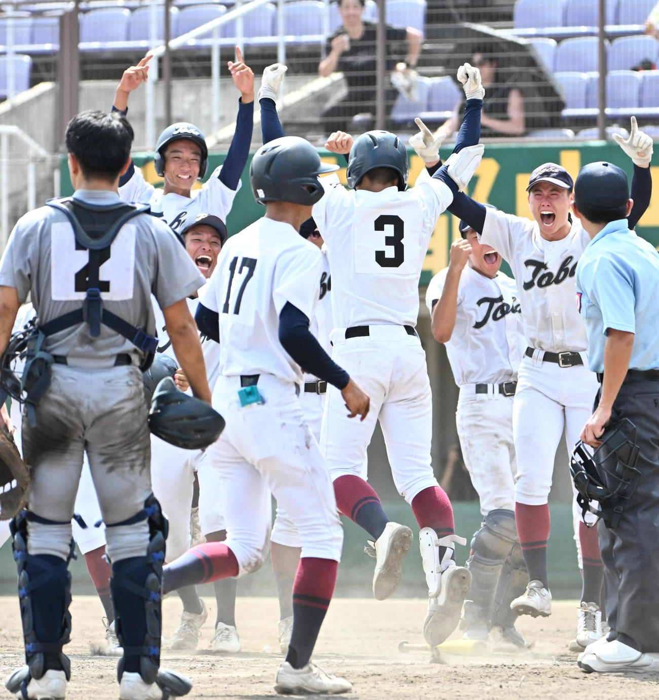 京都外大西対鳥羽　9回裏鳥羽2死満塁、逆転サヨナラ満塁本塁打を放った横谷乙樹＜3＞（右から4人目）を迎える鳥羽ナイン（撮影・石井愛子）