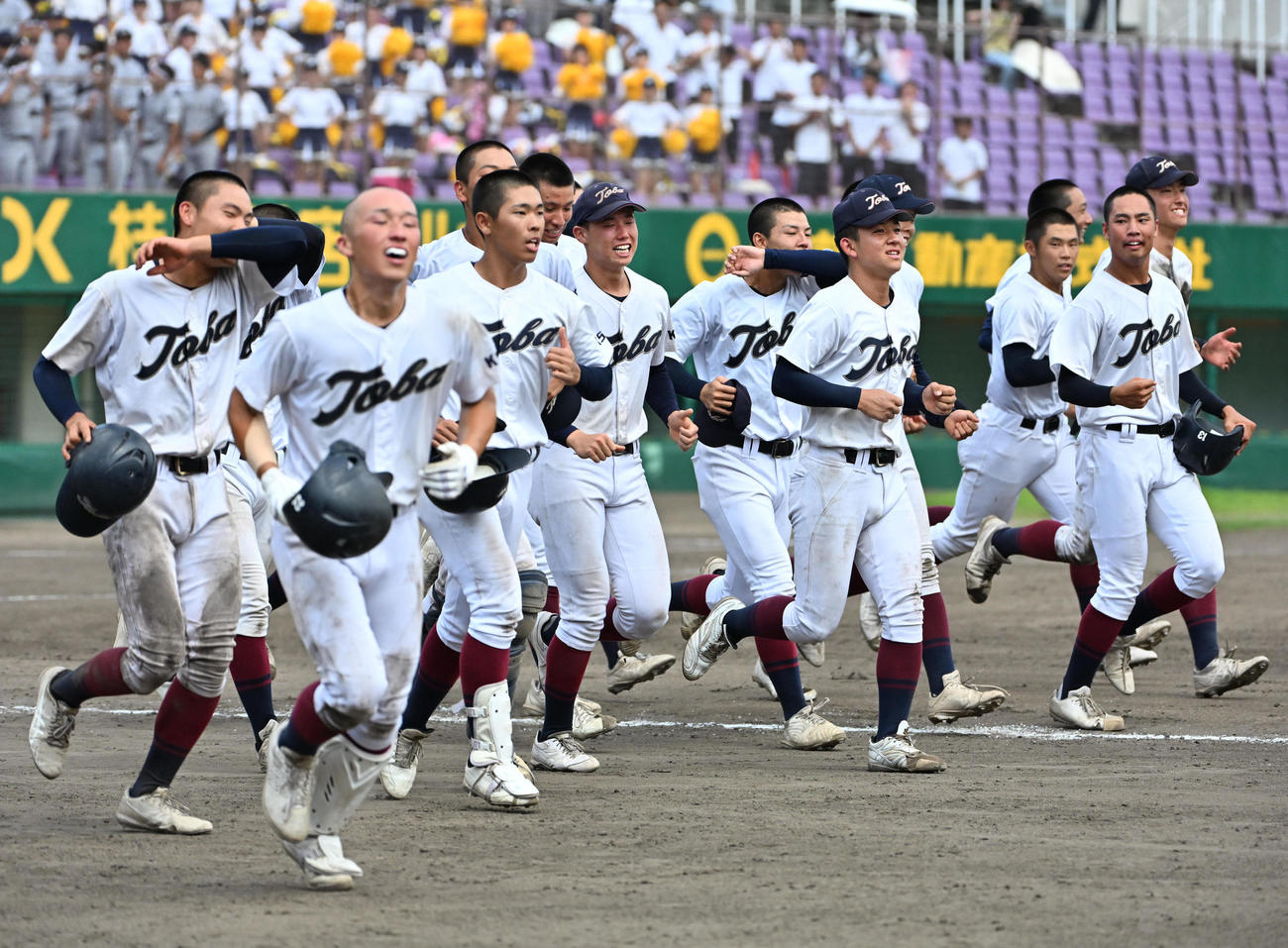 京都外大西対鳥羽　京都外大西に勝利しスタンドに駆け出す鳥羽ナイン（撮影・石井愛子）