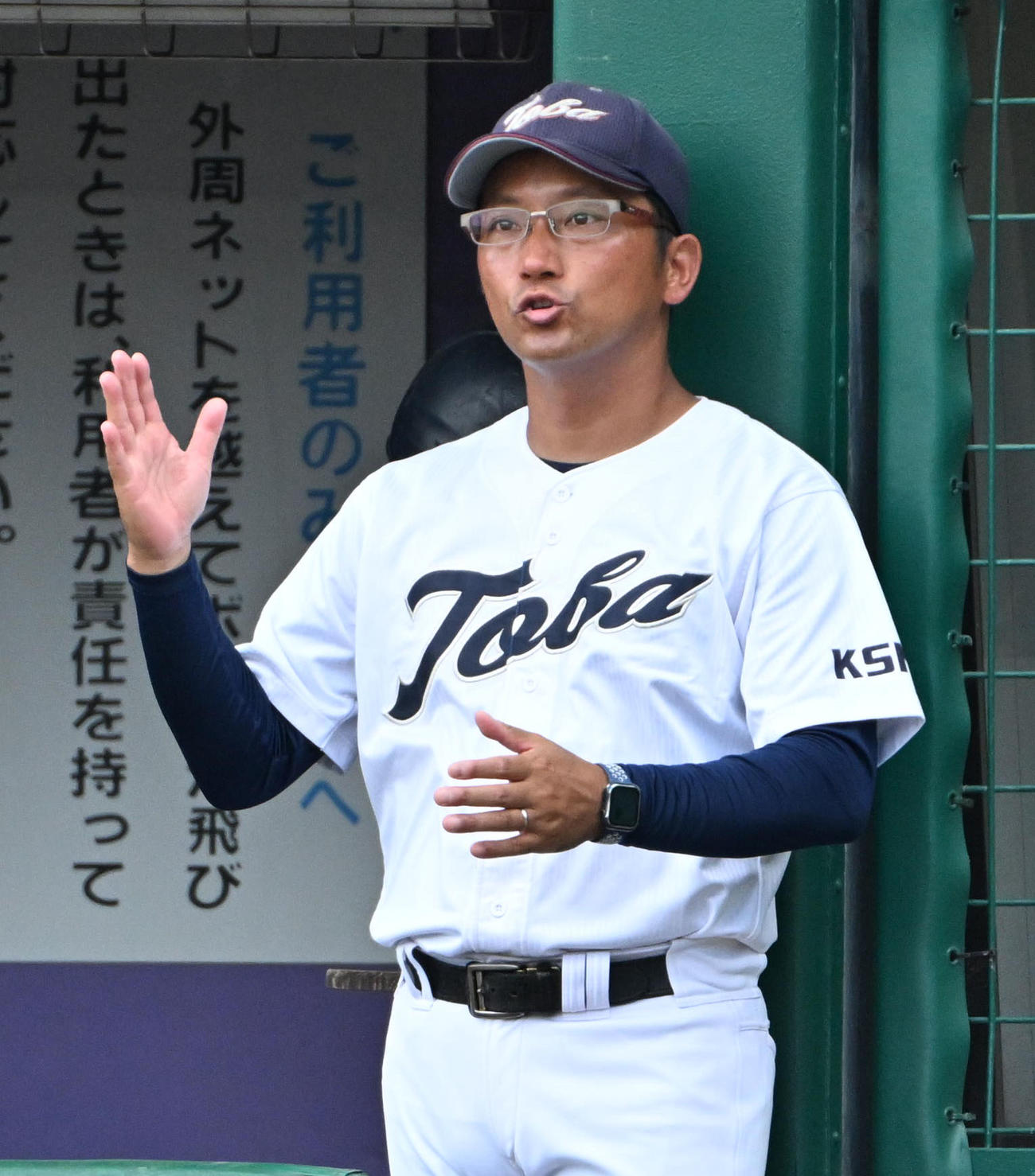 京都外大西対鳥羽　選手に声をかける鳥羽・松下浩司監督（撮影・石井愛子）