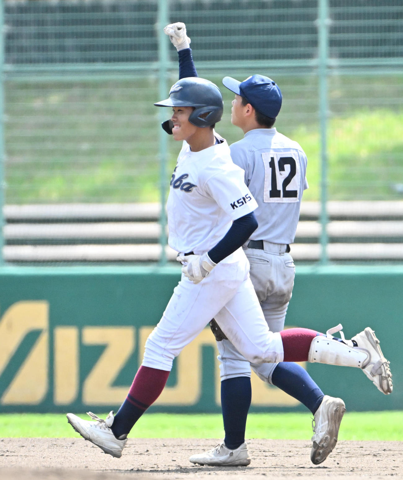 京都外大西対鳥羽　9回裏鳥羽2死満塁、横谷乙樹は逆転サヨナラ満塁本塁打を放つ（撮影・石井愛子）