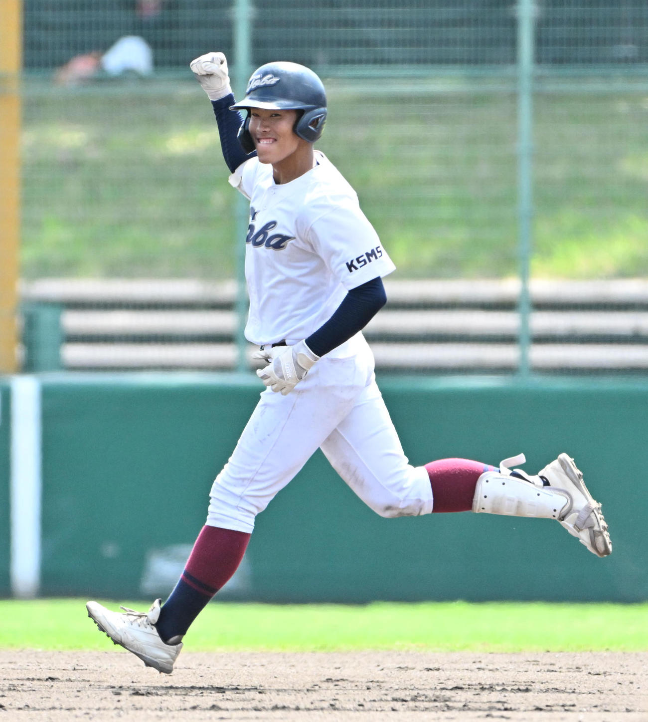 京都外大西対鳥羽　9回裏鳥羽2死満塁、横谷乙樹は逆転サヨナラ満塁本塁打を放つ（撮影・石井愛子）