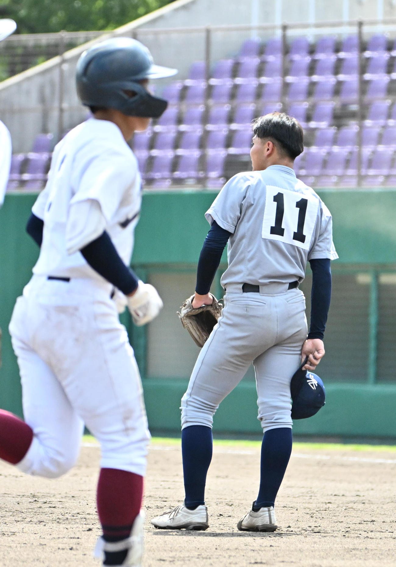 京都外大西対鳥羽　9回裏鳥羽2死満塁、横谷乙樹（左）に逆転サヨナラ満塁本塁打を放たれる京都外大西・田村星夢（撮影・石井愛子）
