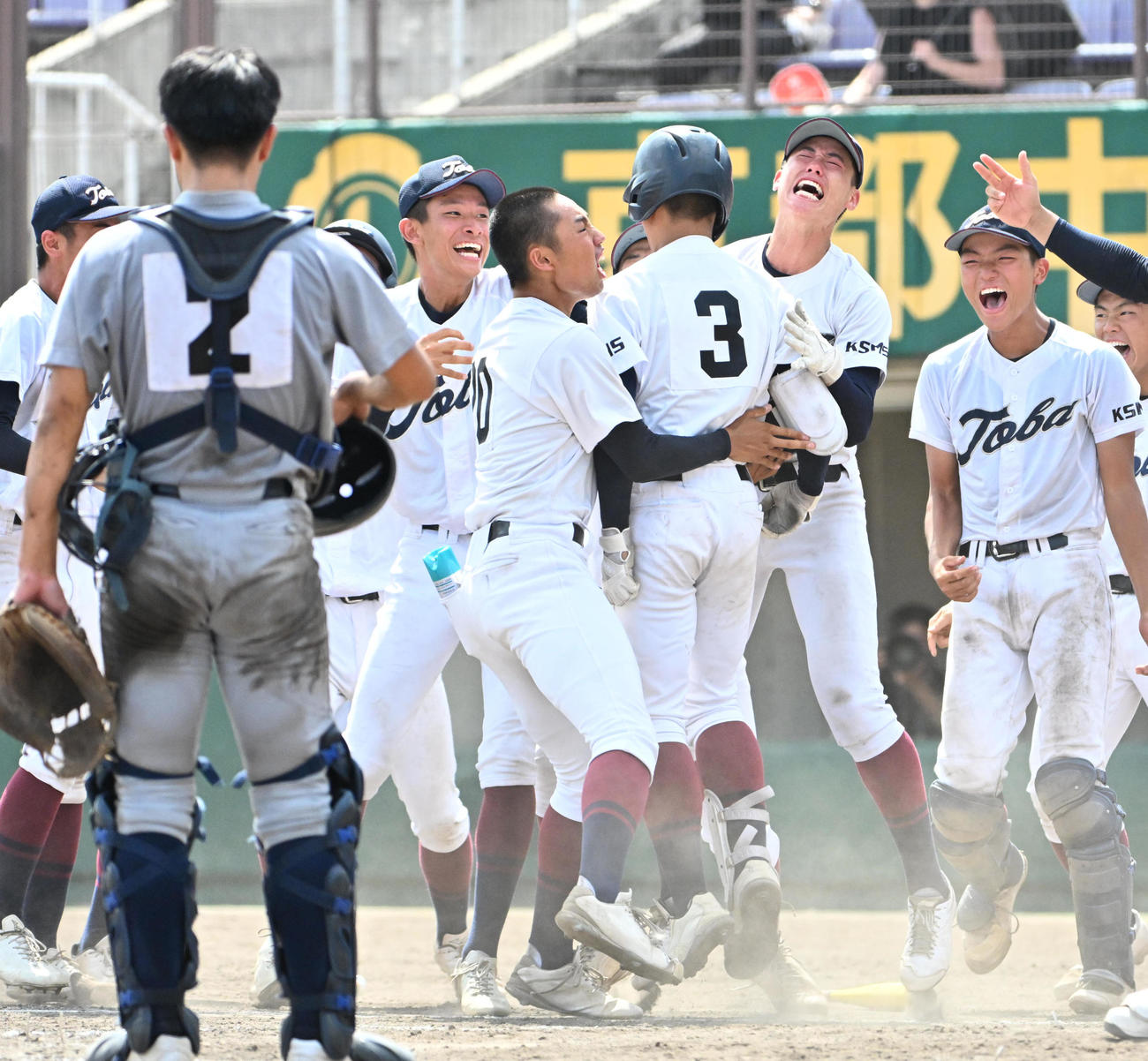 京都外大西対鳥羽　9回裏鳥羽2死満塁、逆転サヨナラ満塁本塁打を放った横谷乙樹＜3＞を迎える鳥羽ナイン（撮影・石井愛子）