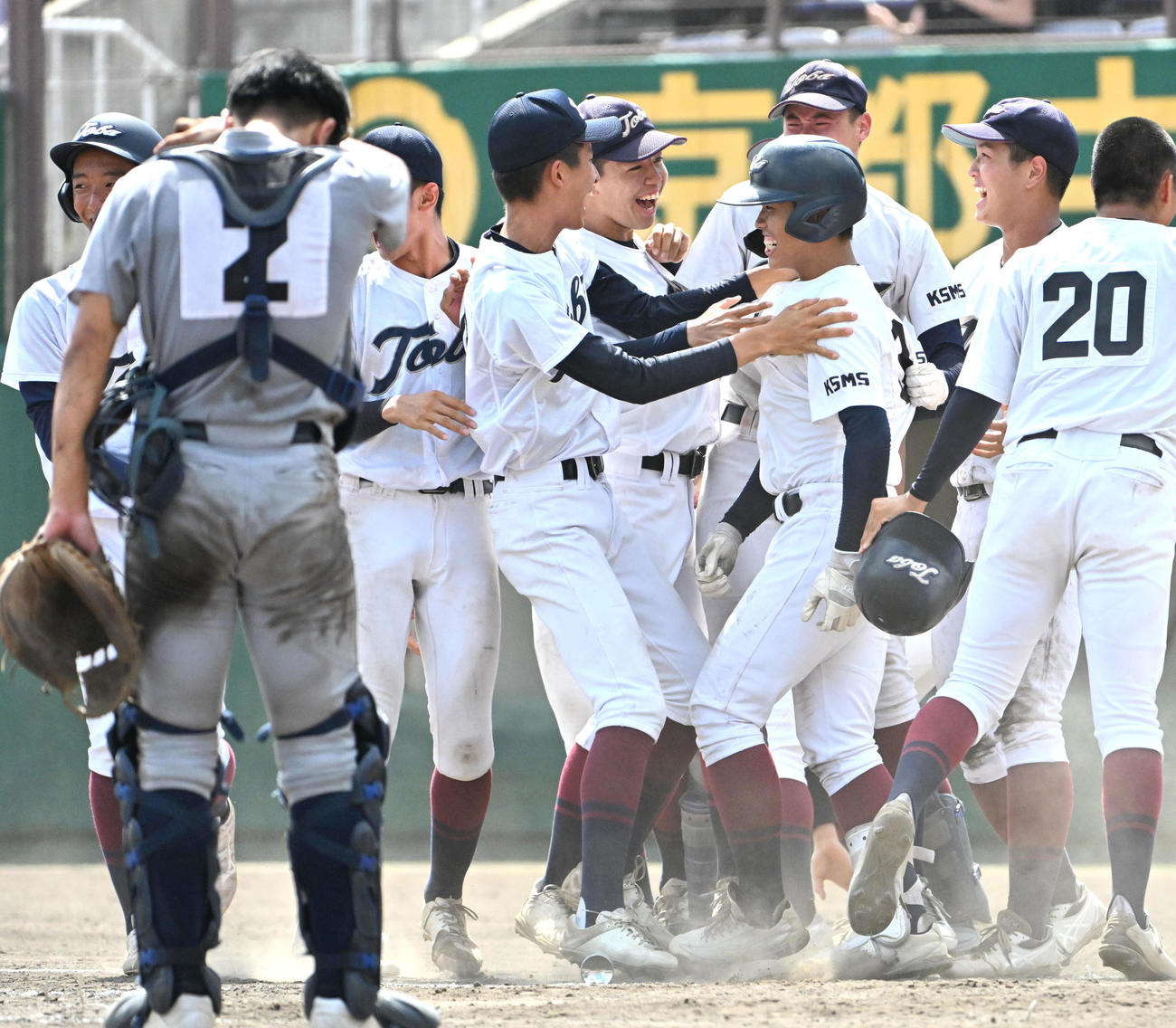 京都外大西対鳥羽　9回裏鳥羽2死満塁、逆転サヨナラ満塁本塁打を放った横谷乙樹（右から3人目）を迎える鳥羽ナイン（撮影・石井愛子）