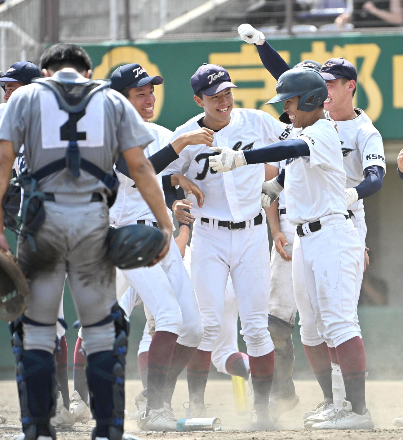 京都外大西対鳥羽　9回裏鳥羽2死満塁、逆転サヨナラ満塁本塁打を放った横谷乙樹（右）を迎える鳥羽ナイン（撮影・石井愛子）