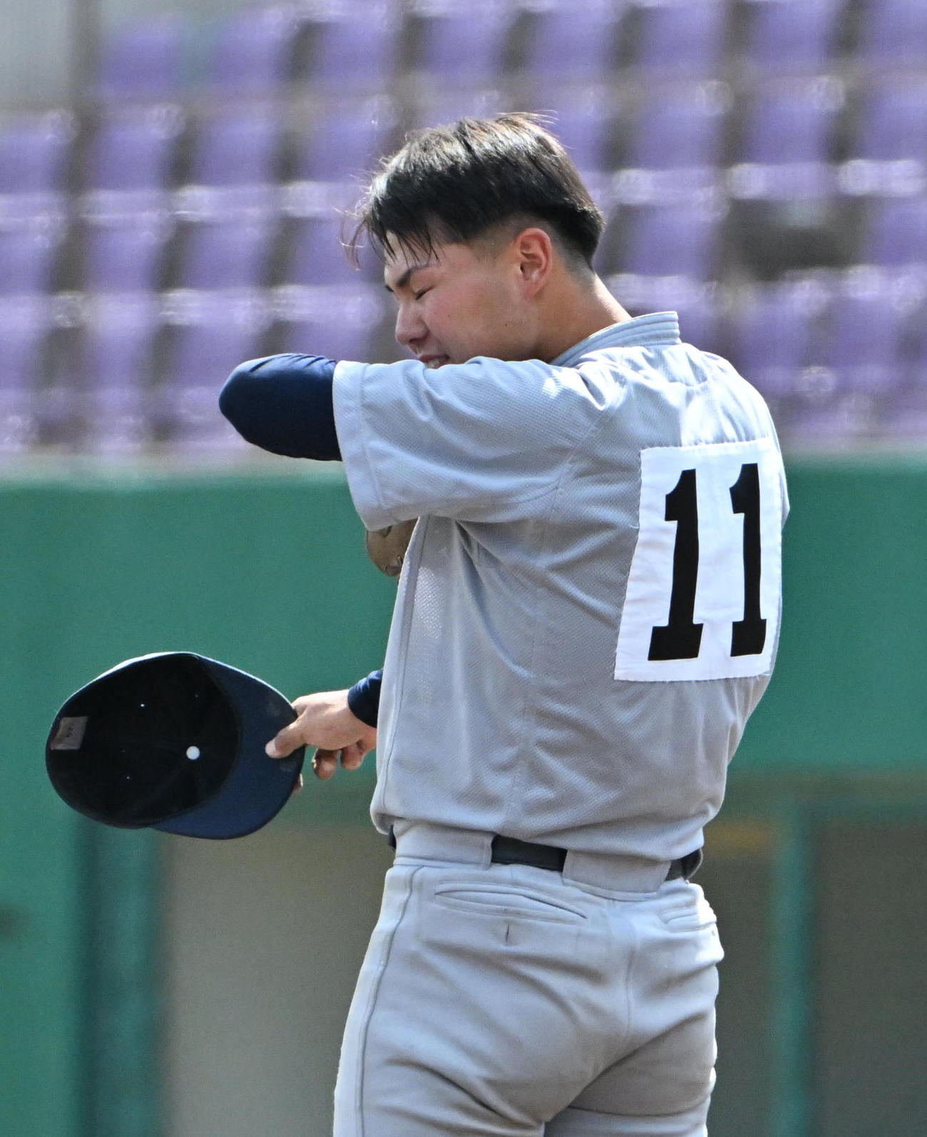 京都外大西対鳥羽　鳥羽に負け肩を落とす京都外大西・田村星夢（撮影・石井愛子）