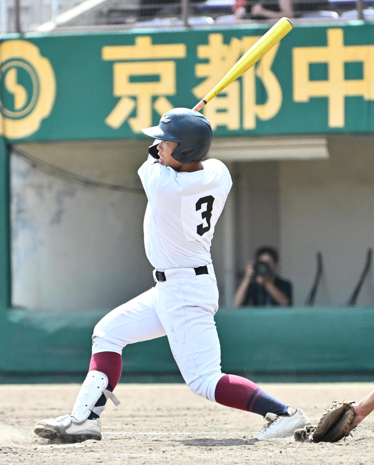 京都外大西対鳥羽　9回裏鳥羽2死満塁、横谷乙樹は逆転サヨナラ満塁本塁打を放つ（撮影・石井愛子）