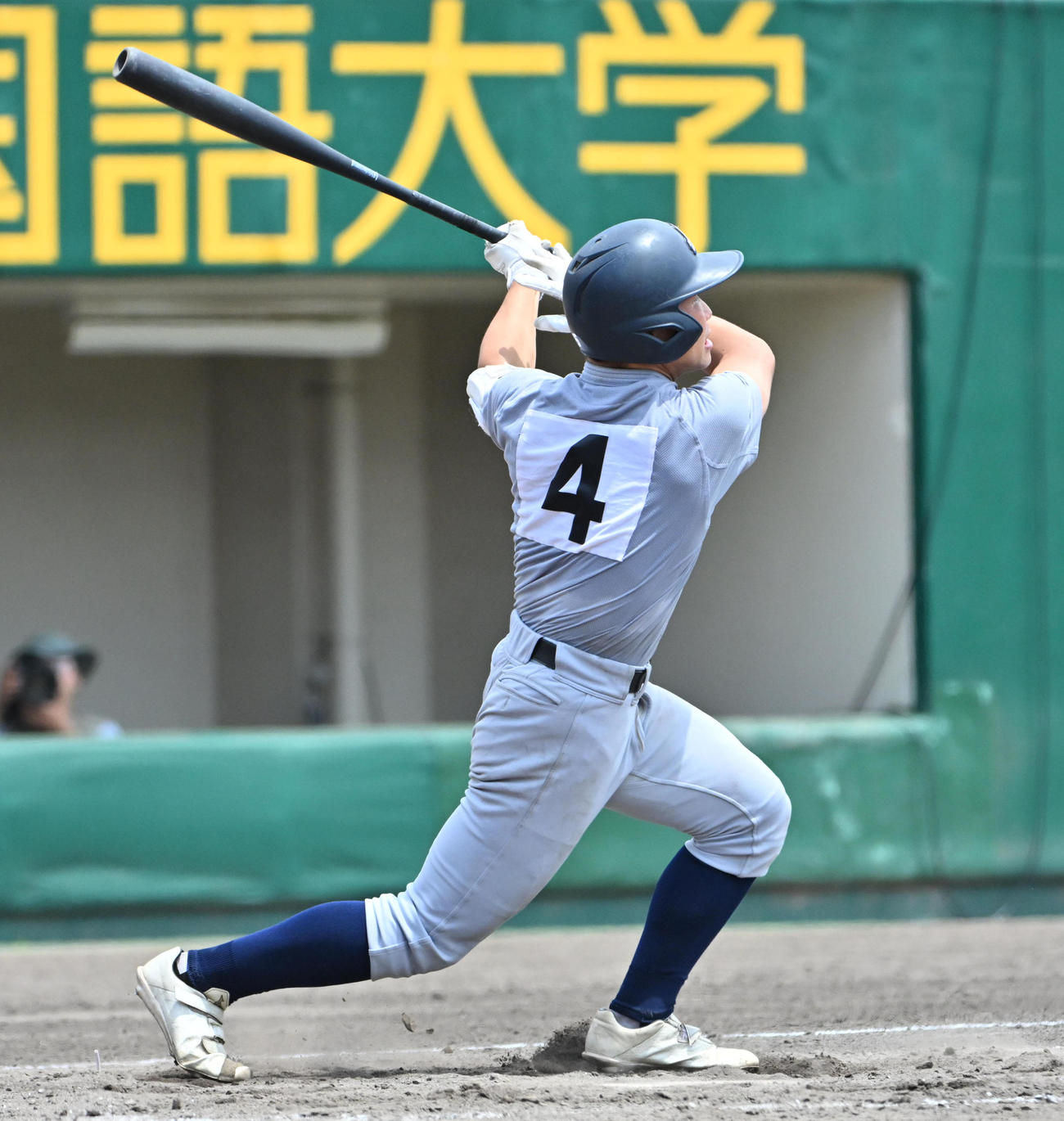 京都外大西対鳥羽　3回表京都外大西2死一塁　中辻秀太は適時打を放つ（撮影・石井愛子）