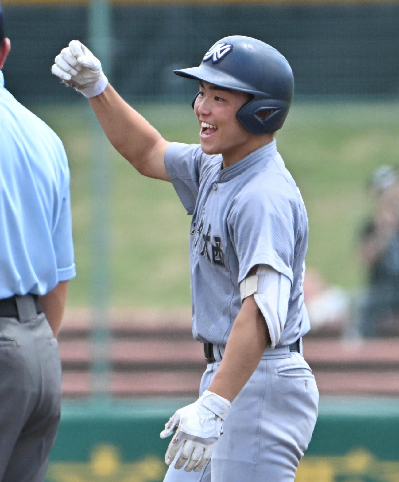 京都外大西対鳥羽　3回表京都外大西2死一塁　中辻秀太は適時打を放つ（撮影・石井愛子）