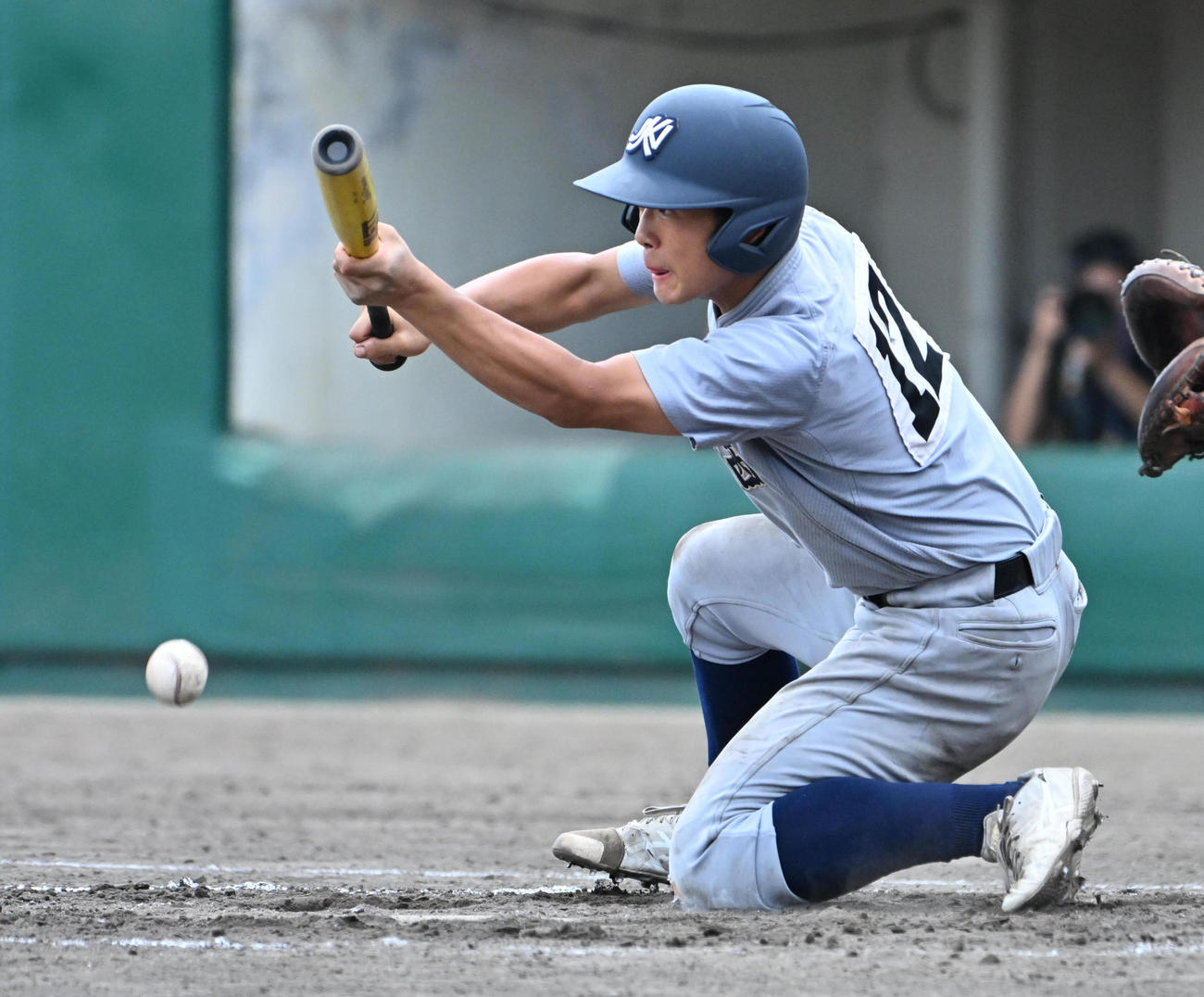 京都外大西対鳥羽　8回表京都外大西1死満塁　静井暖人はスクイズを決める（撮影・石井愛子）