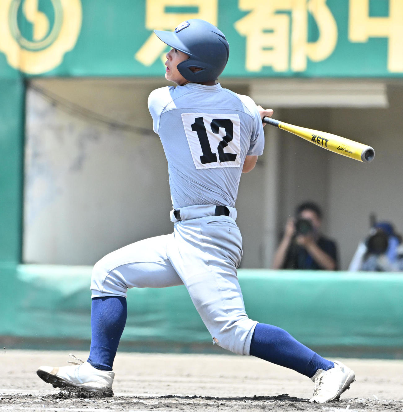 京都外大西対鳥羽　1回表京都外大西2死二、三塁　静井暖人は左適時打を放つ（撮影・石井愛子）