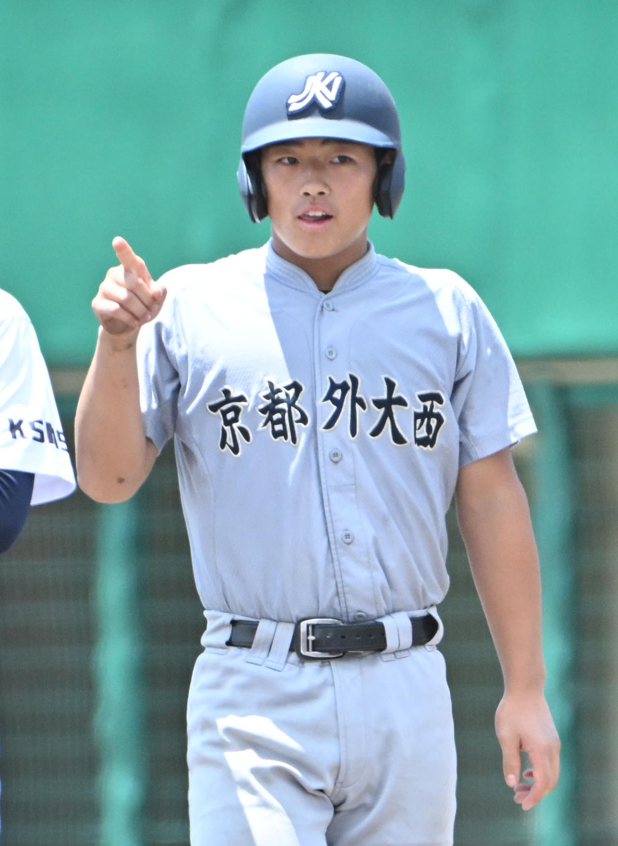 京都外大西対鳥羽　1回表京都外大西2死二、三塁　静井暖人は左適時打を放つ（撮影・石井愛子）