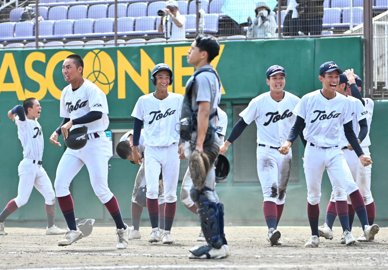 京都外大西対鳥羽　京都外大西に勝利し喜ぶ鳥羽ナイン。中央は京都外大西・下曽山仁捕手（撮影・石井愛子）