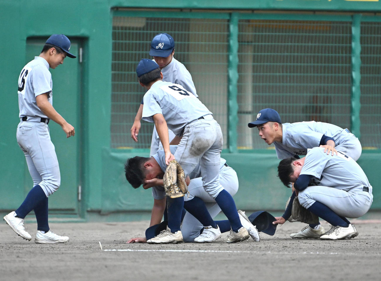 京都外大西対鳥羽　鳥羽に負け肩を落とす京都外大西ナイン（撮影・石井愛子）